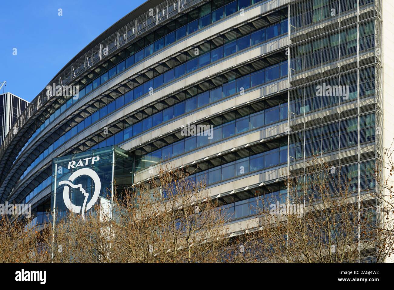 PARIS, FRANCE - 18 MAI 2019- Vue de la société des transports parisiens RATP bureaux à la Maison de la RATP immeuble sur Quai de la Rapee à Paris, Banque D'Images