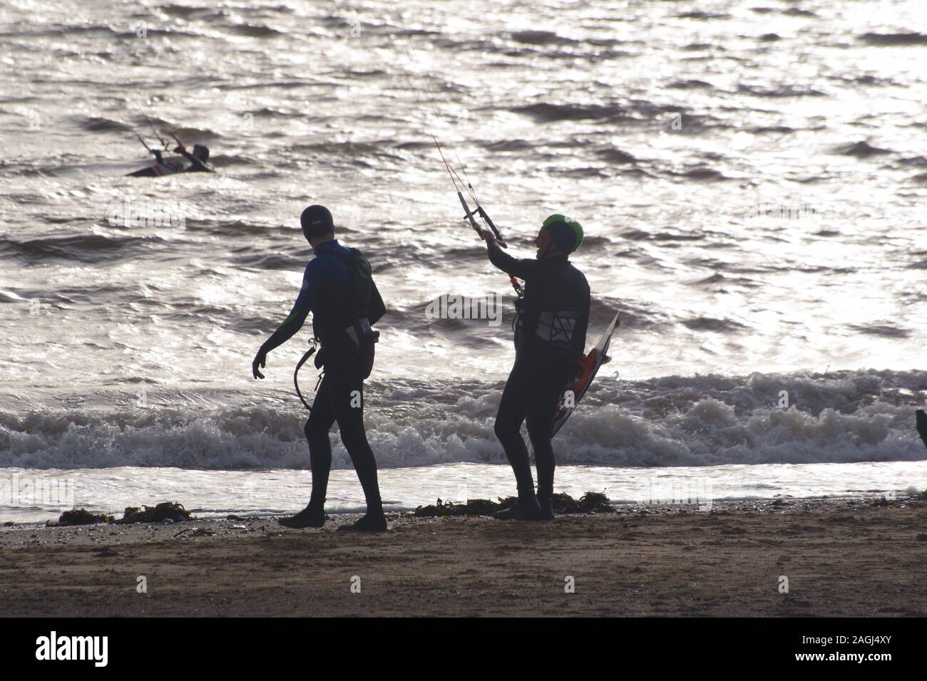 Kitesurf Exmouth, Kitesurfer découpé sur la mer argentée sur une journée l'hiver. Devon, UK Banque D'Images