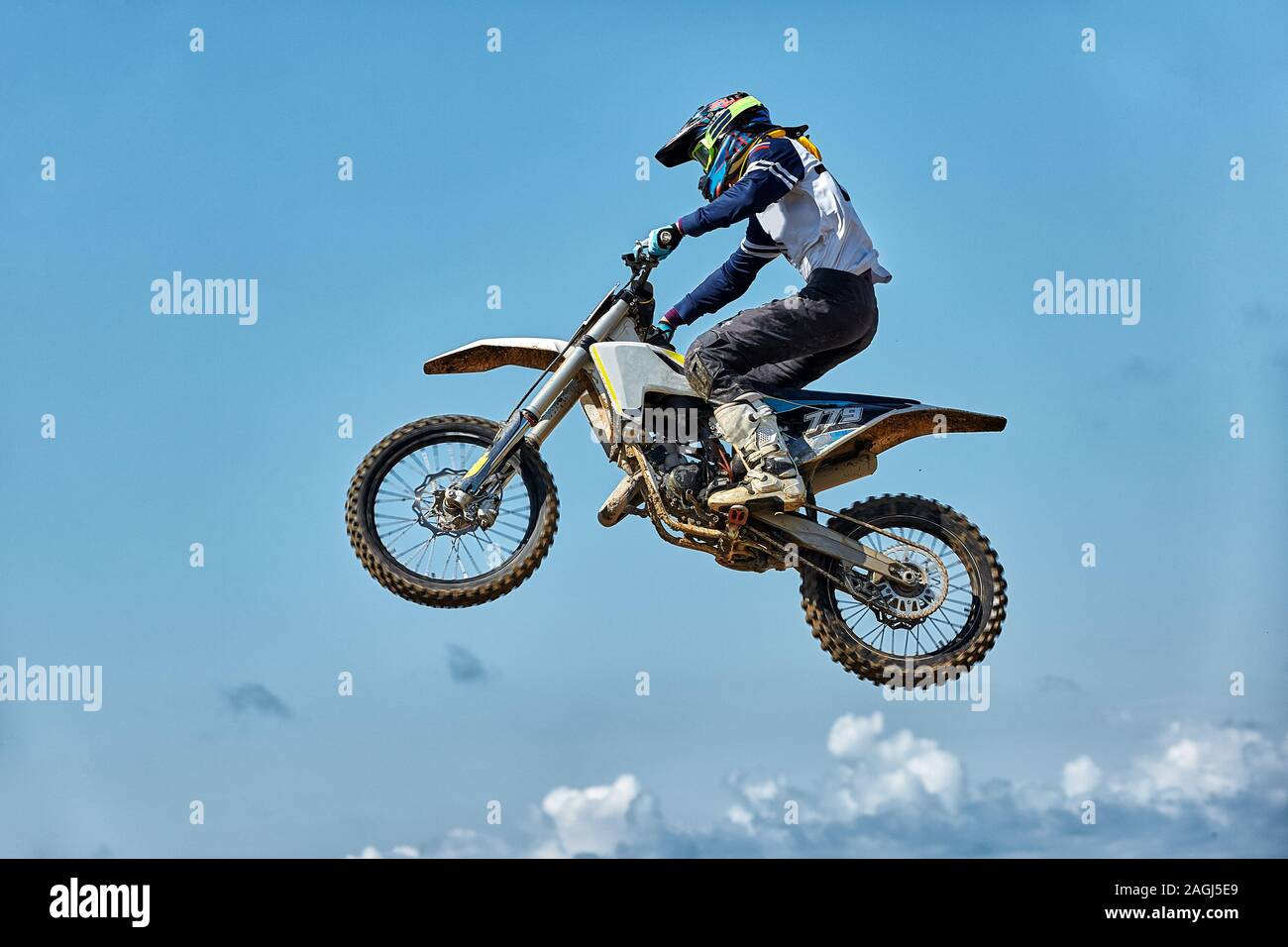 Extreme Sports, moto saute. Motocycliste effectue un saut extrême contre le  ciel. L'effet de grain de film, de l'éclairage Photo Stock - Alamy