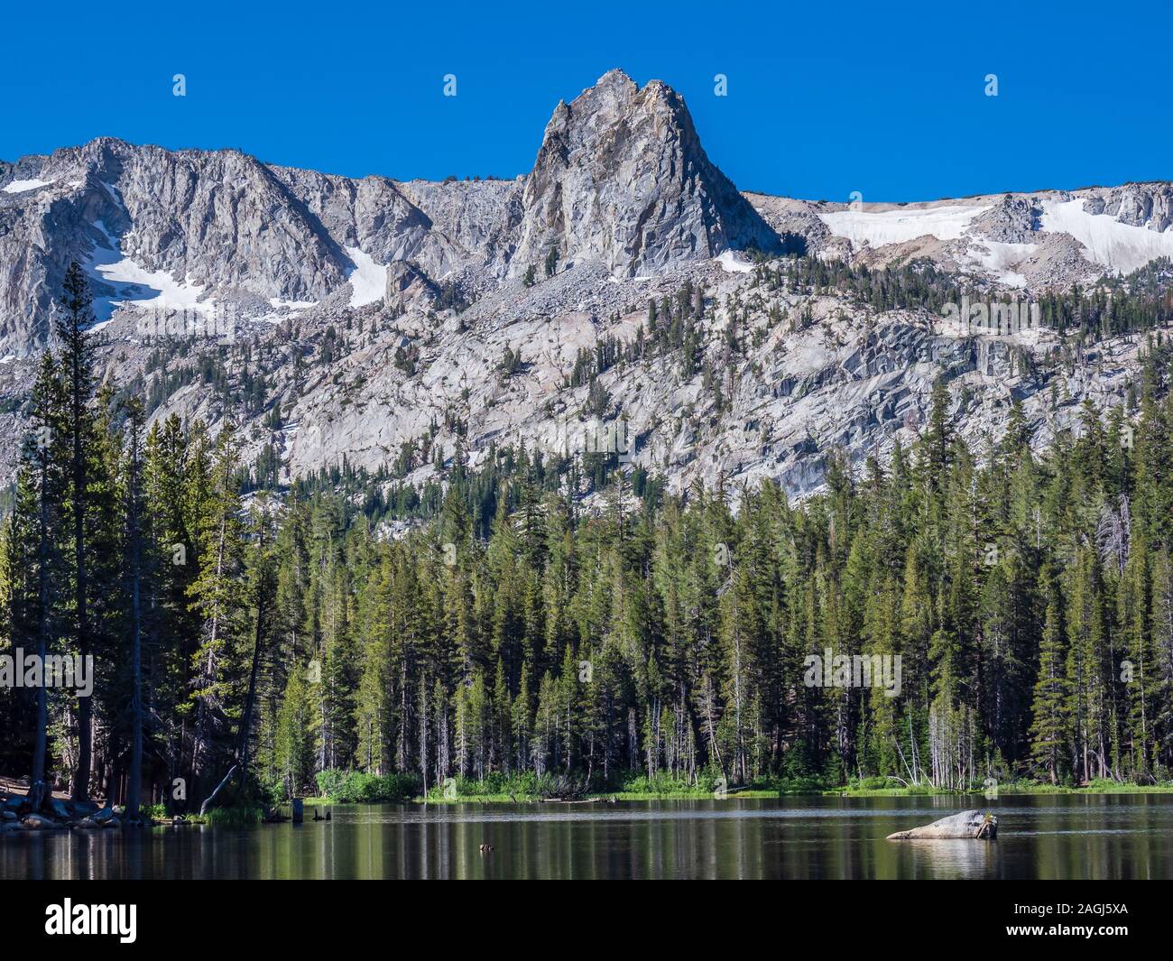 Crag et le cristal est de la Sierra du Lac de Mamie, Mammoth Lakes, en Californie. Banque D'Images