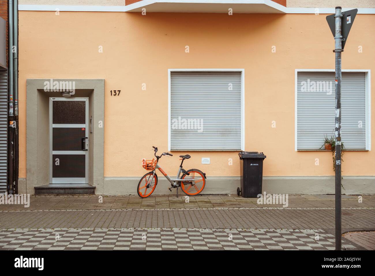 Location en stationnement sur rue. Un vélo de ville à Dusseldorf. Vélo urbain stationné sans que personne sur l'rue. Mode de transport écologique vélo dans Banque D'Images