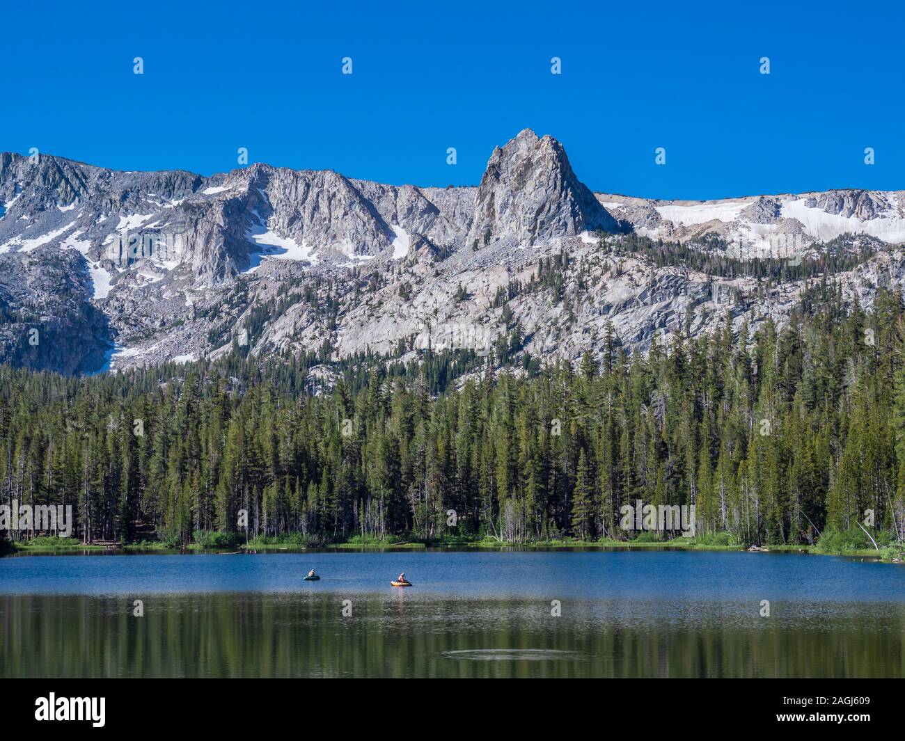 Crag et le cristal est de la Sierra du Lac de Mamie, Mammoth Lakes, en Californie. Banque D'Images