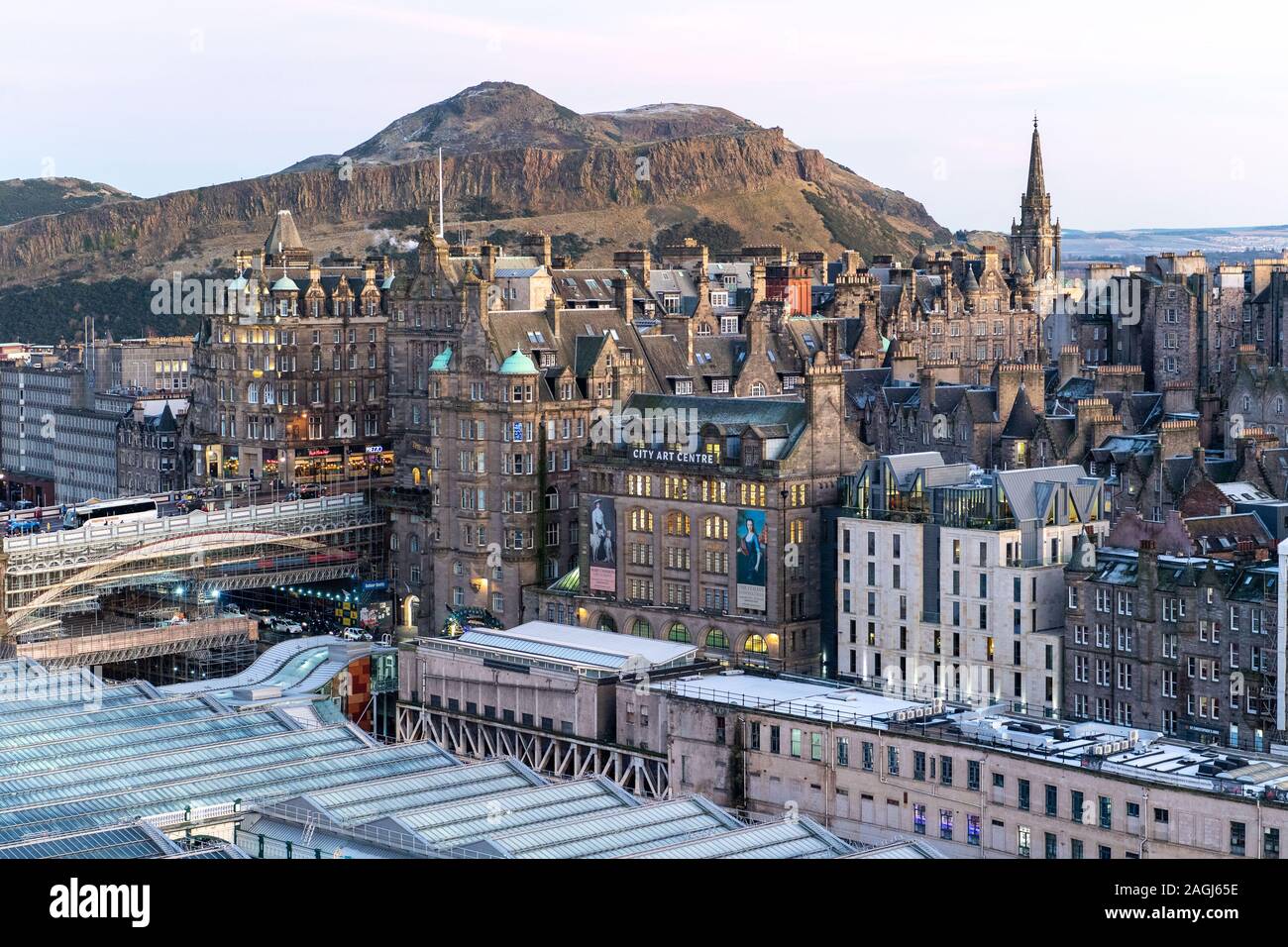 Marché De Noël D'Édimbourg, Princes Street Gardens, Scots Monument, Dusk Banque D'Images