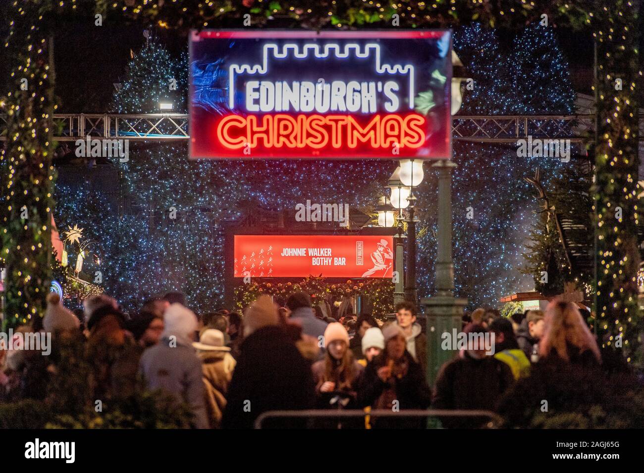 Marché De Noël D'Édimbourg, Princes Street Gardens, Scots Monument, Dusk Banque D'Images