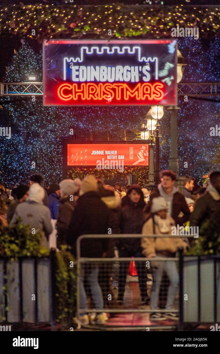 Marché De Noël D'Édimbourg, Princes Street Gardens, Scots Monument, Dusk Banque D'Images