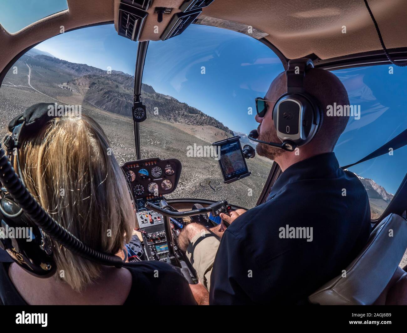 À bord d'un hélicoptère Robinson R44 au-dessus de l'Owens Valley, en Californie. Banque D'Images