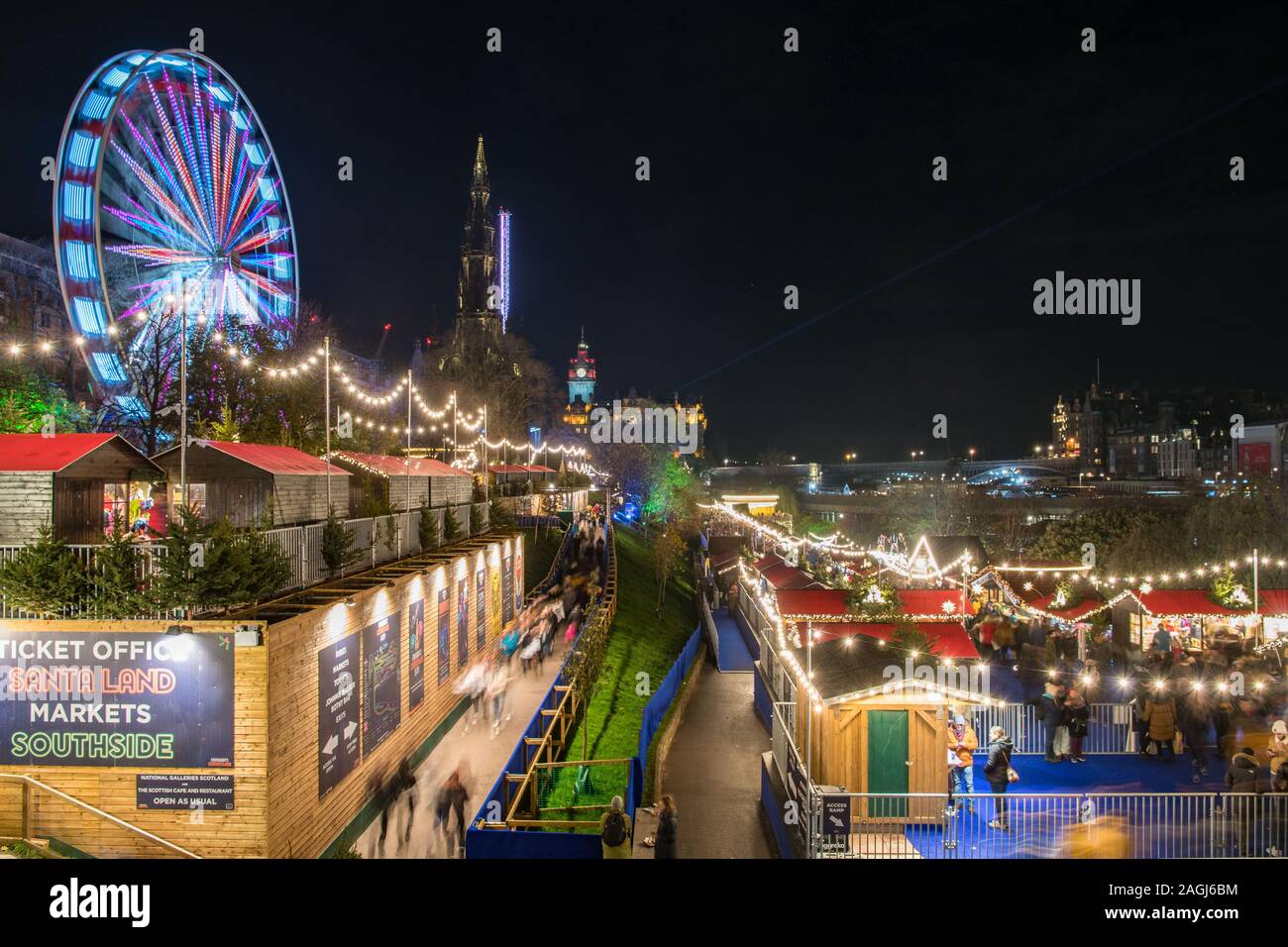 Noël à Édimbourg, jardins de Princes Street, marché allemand Banque D'Images