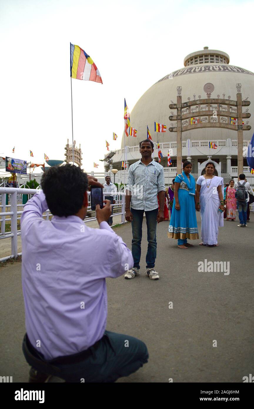 NAGPUR, INDE - 14 MAI 2014 : des personnes non identifiées, visitez le monument bouddhiste. Deekshabhoomi C'est un important lieu de pèlerinage. Banque D'Images