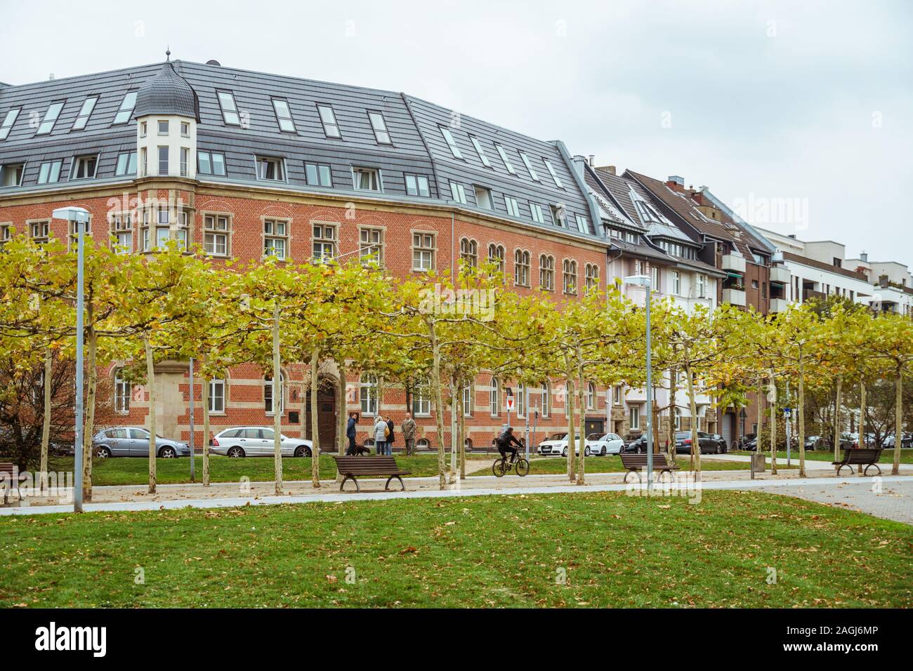 25 octobre 2018 L'Allemagne est la ville de Dusseldorf. Location comme un moyen de transport écologique, signifie le mouvement en Europe. Un citadin monte un vélo sur le Banque D'Images