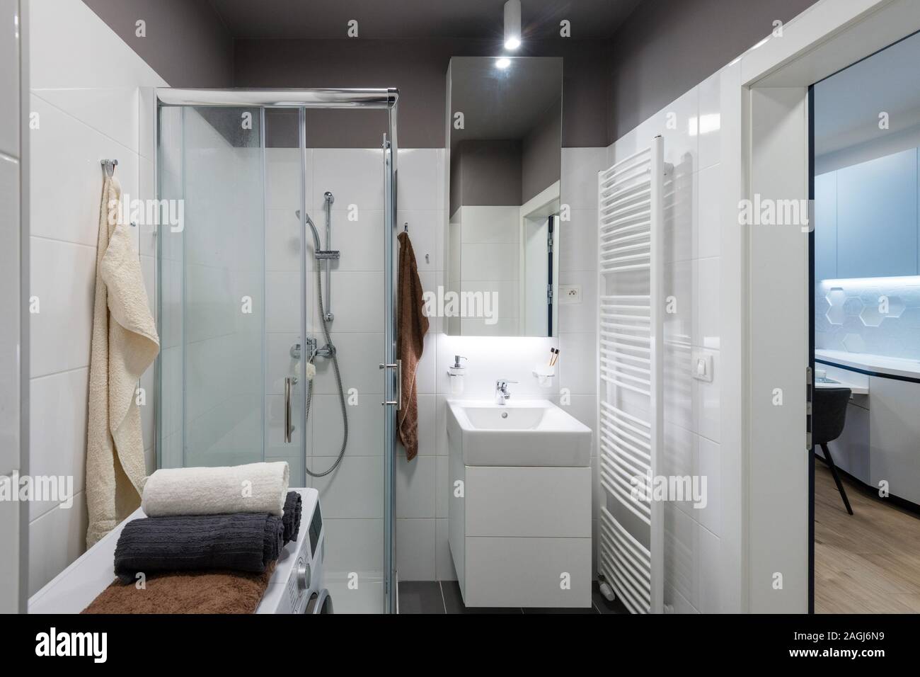 Intérieur de salle de bains moderne en vacances Banque D'Images