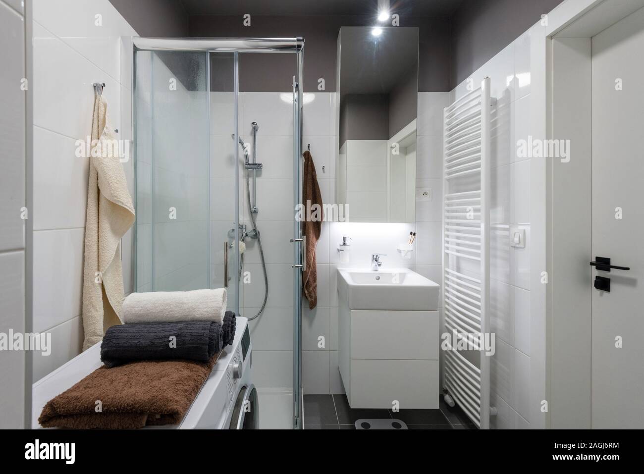 Intérieur de salle de bains moderne en vacances Banque D'Images