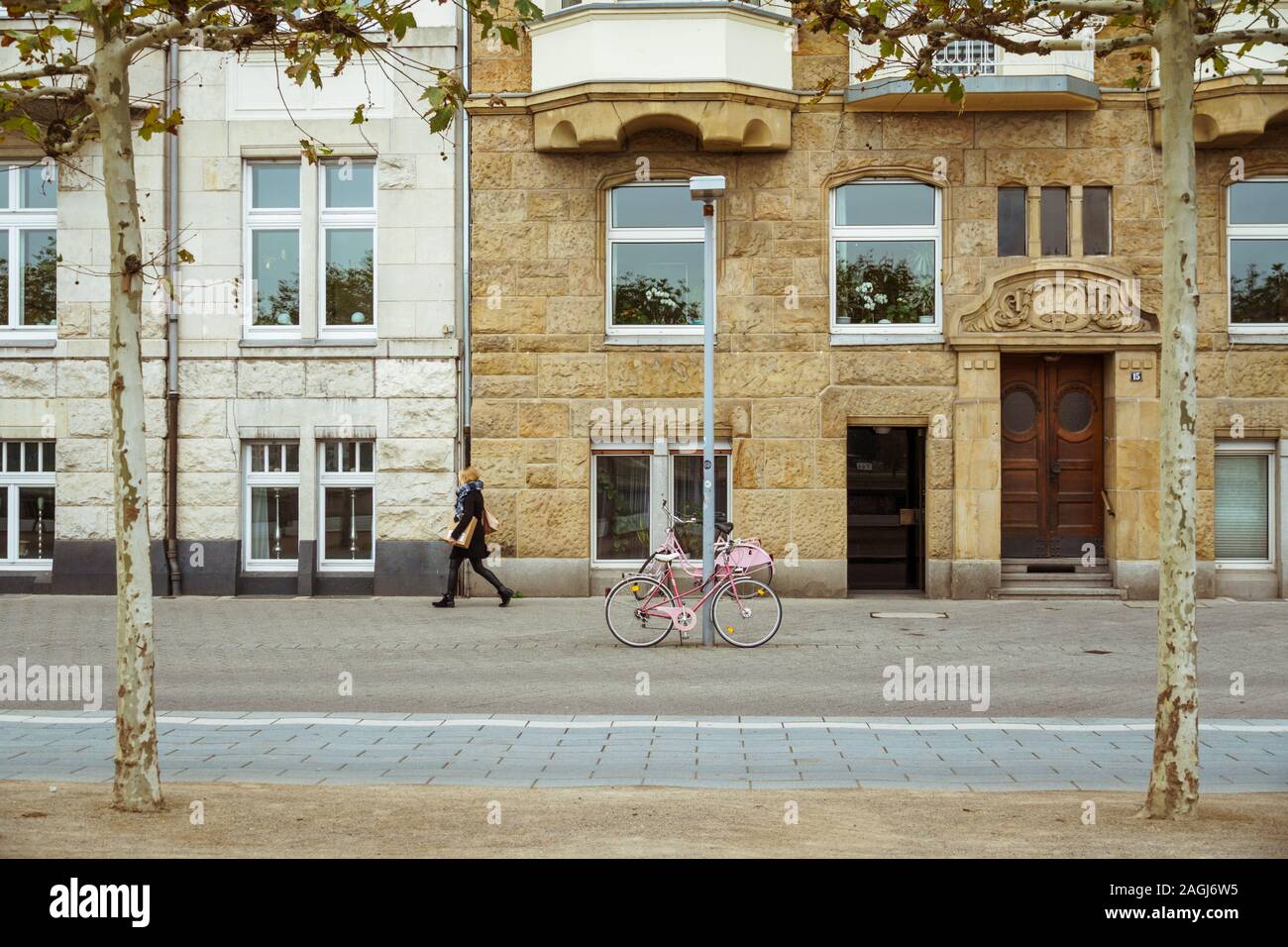 Location en stationnement sur rue. Un vélo de ville à Dusseldorf. Vélo urbain stationné sans que personne sur l'rue. Mode de transport écologique vélo dans Banque D'Images