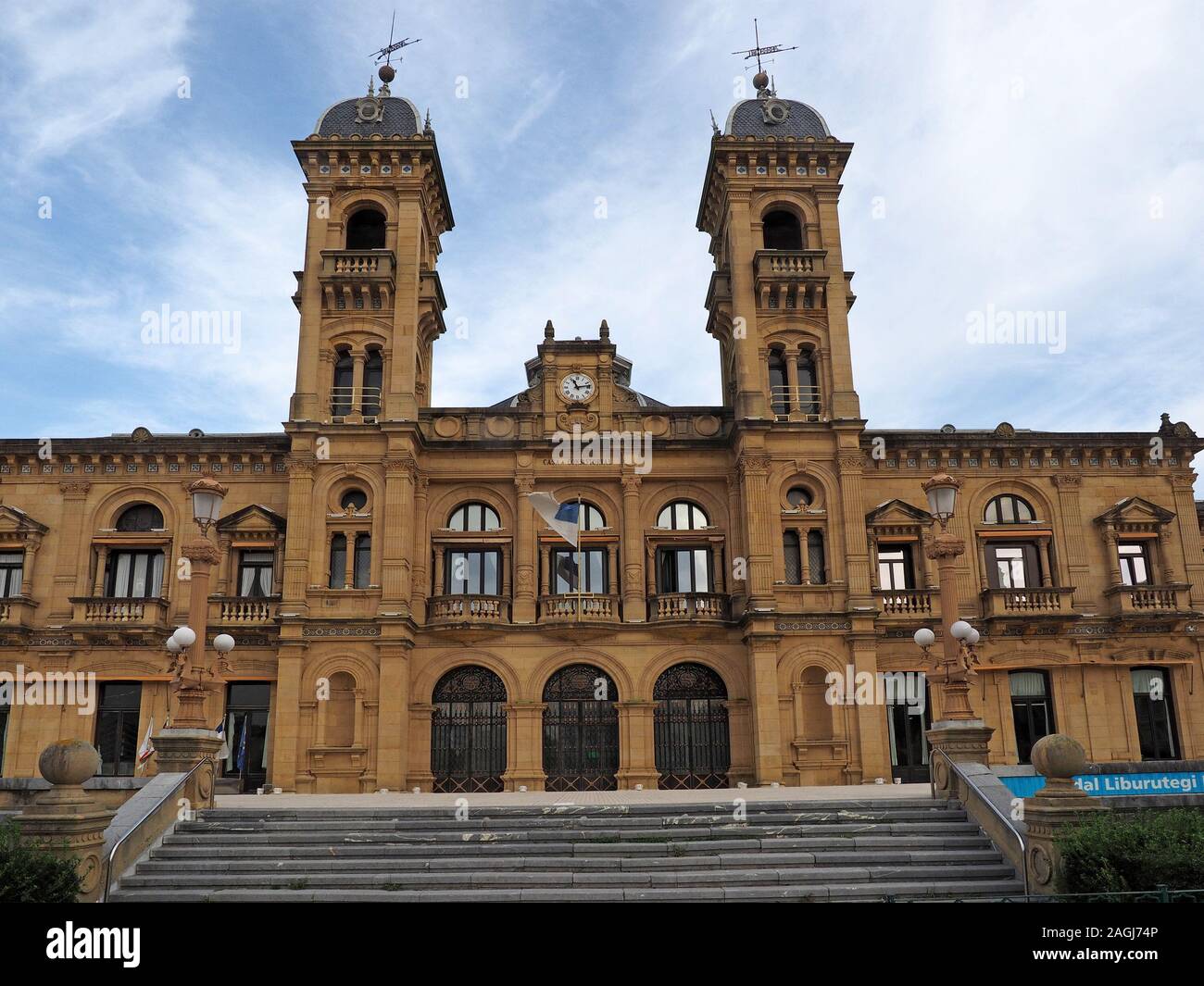 Bâtiment en pierre classique de l'hôtel de ville avec des aubages sur deux tours et un large escalier en pierre jusqu'à la grande entrée de San Sebastian, dans le nord de l'Espagne, en Europe Banque D'Images