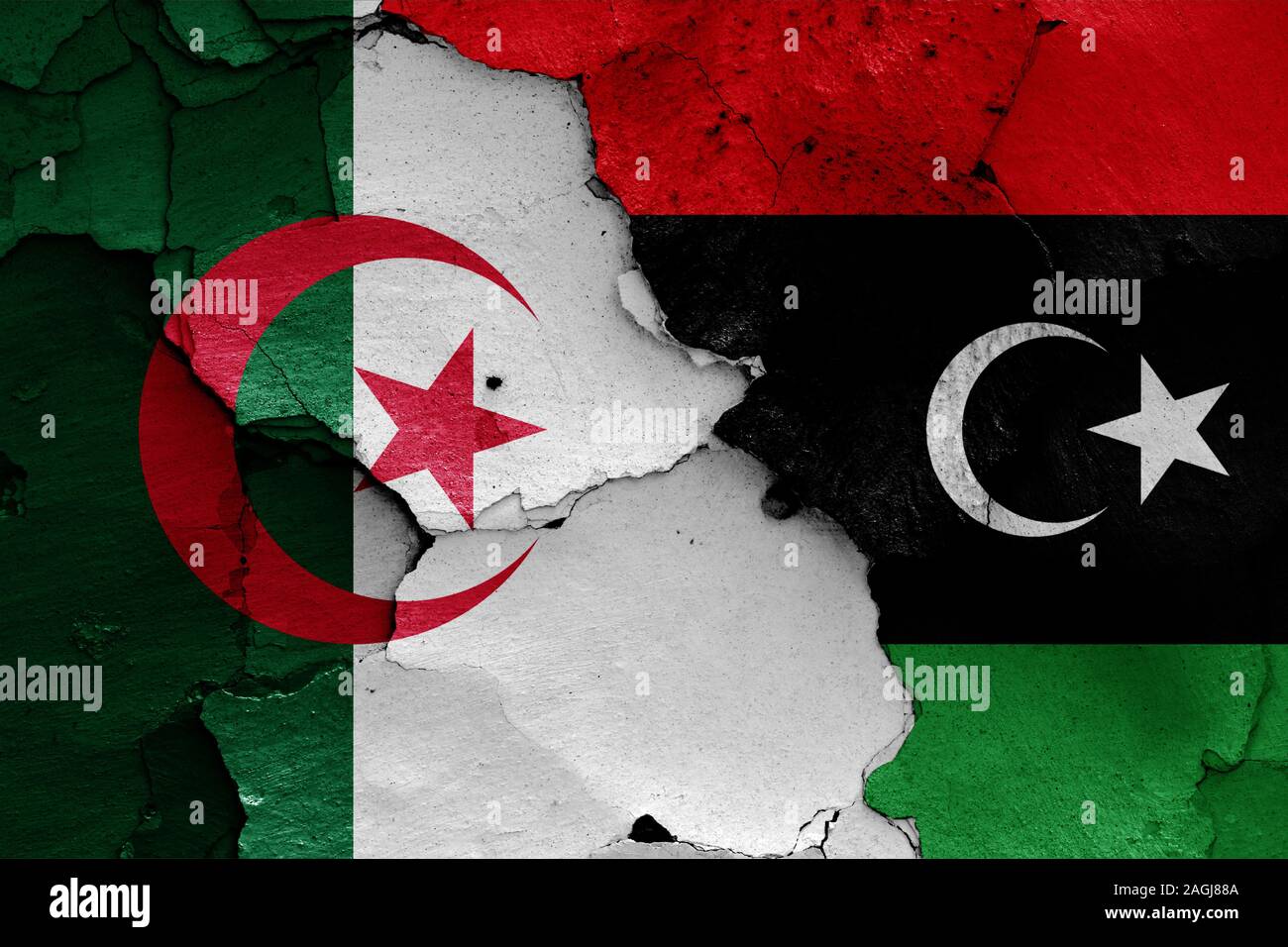 Drapeaux de l'Algérie et la Libye peint sur mur fissuré Banque D'Images