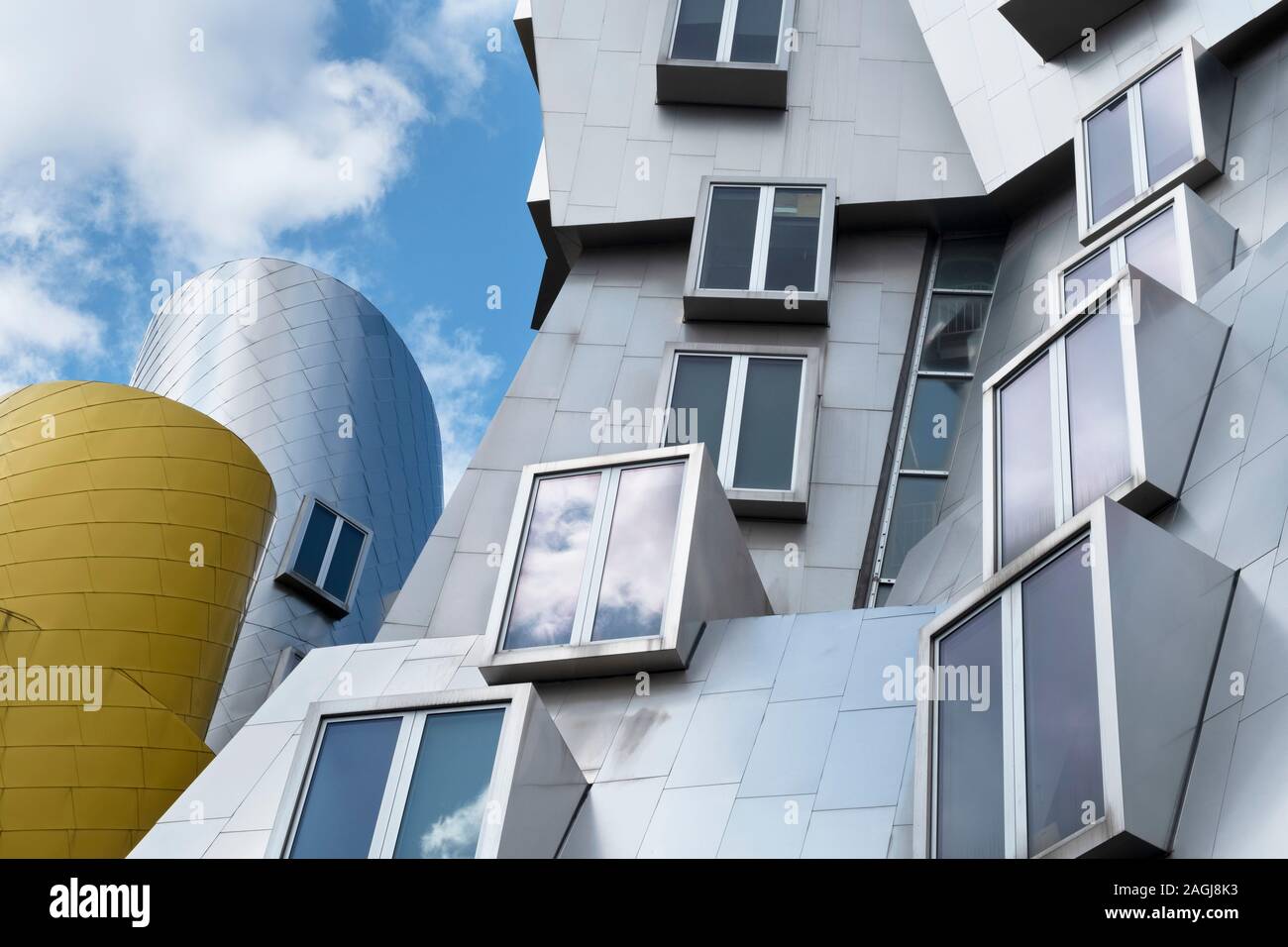 Le Ray et Maria Stata center conçu par Frank Gehry, MIT, Boston. Exemple de l'architecture Deconstructionism. Banque D'Images