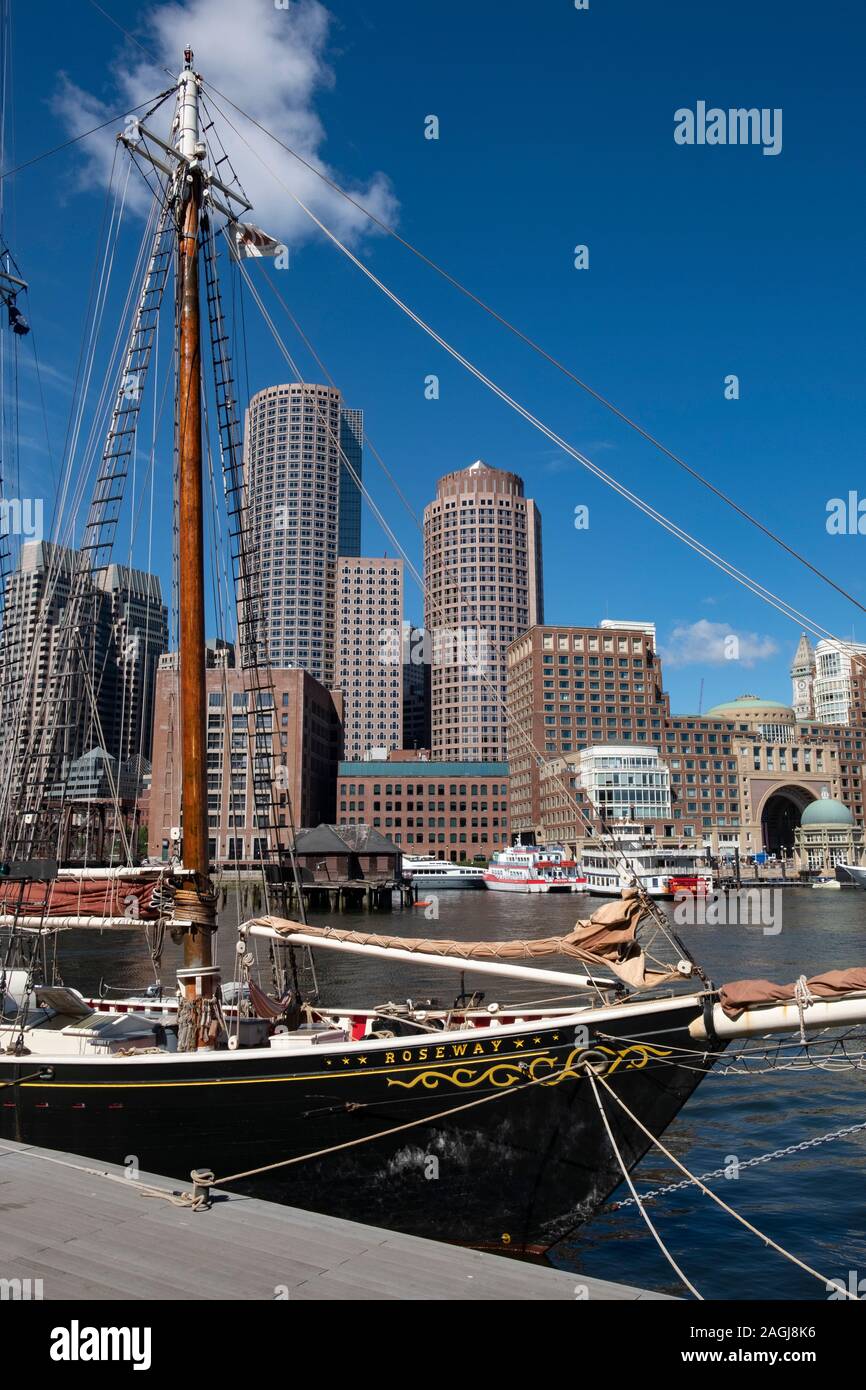 Boston Skyline vue de Fan Pier Park, Boston, MA, USA Banque D'Images