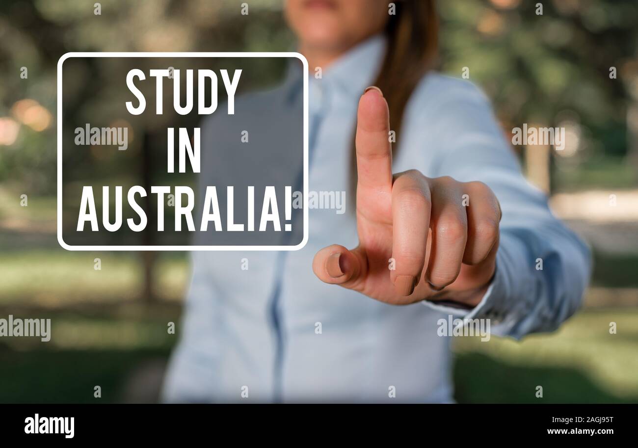 Texte de l'écriture écrit étudier en Australie. Photo conceptuelle entrer dans les pays étrangers pour compléter vos études dans une femme d'affaires blue shirts p Banque D'Images