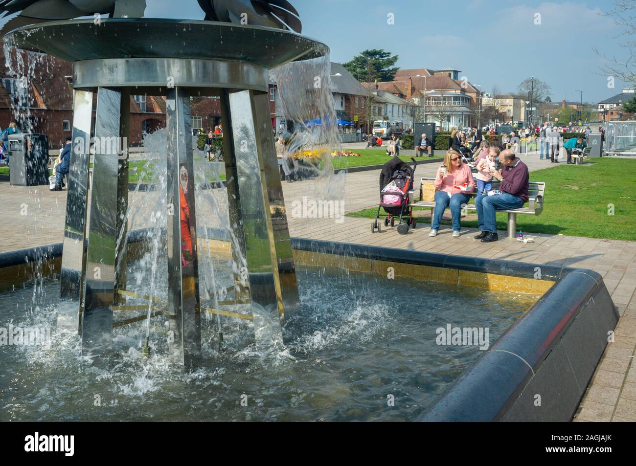 Les touristes profitant d'une journée dans les jardins de Bancroft, Stratford upon Avon, Royaume-Uni Banque D'Images