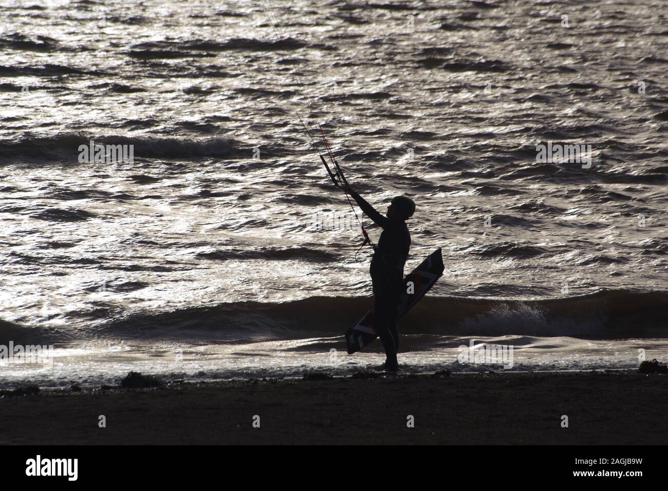 Kitesurf Exmouth, Kitesurfer découpé sur la mer argentée sur une journée l'hiver. Devon, UK Banque D'Images