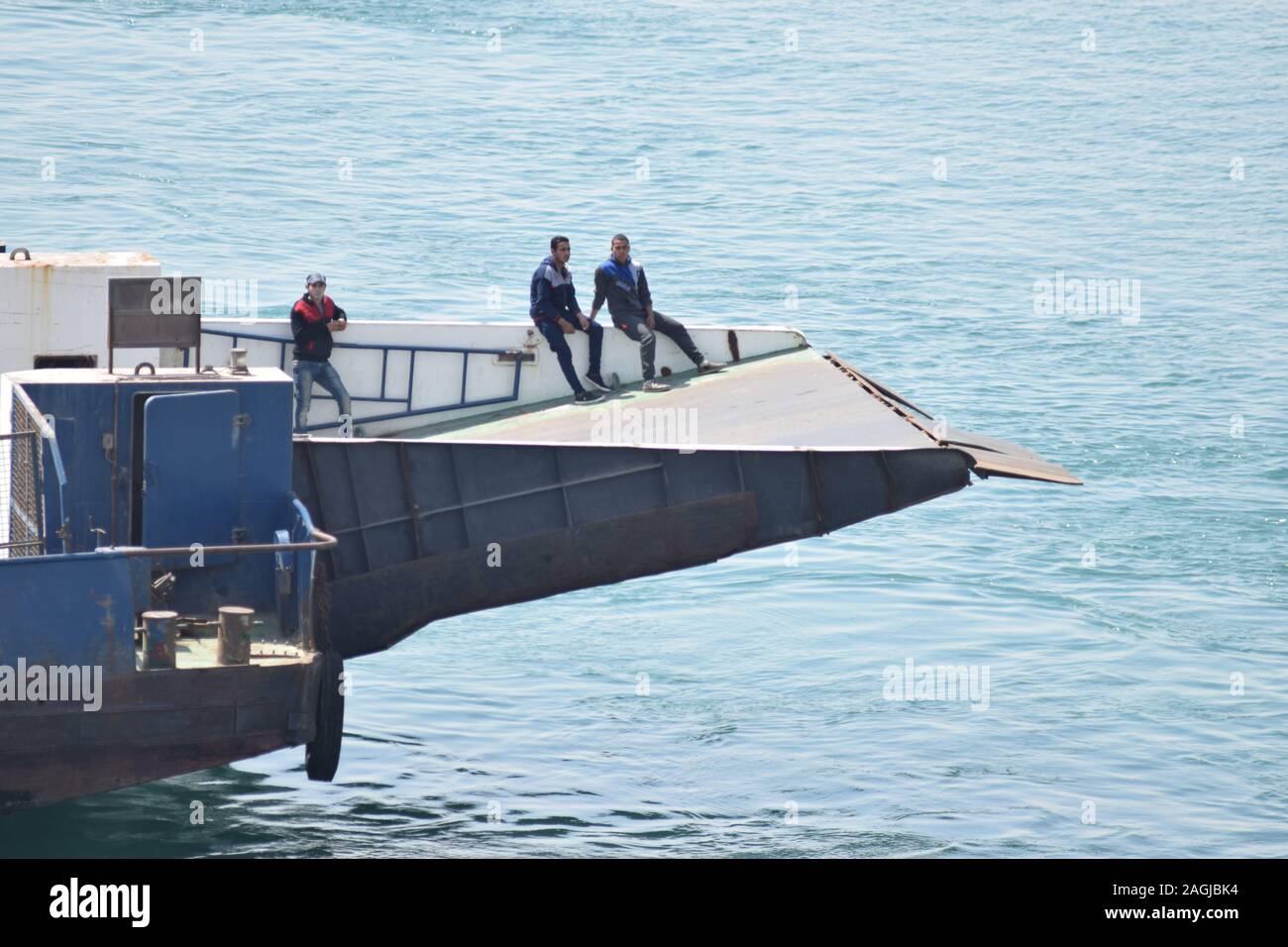 / Véhicule de passagers sur le Canal de Suez, Port Fouad / Port Said, Egypte Banque D'Images