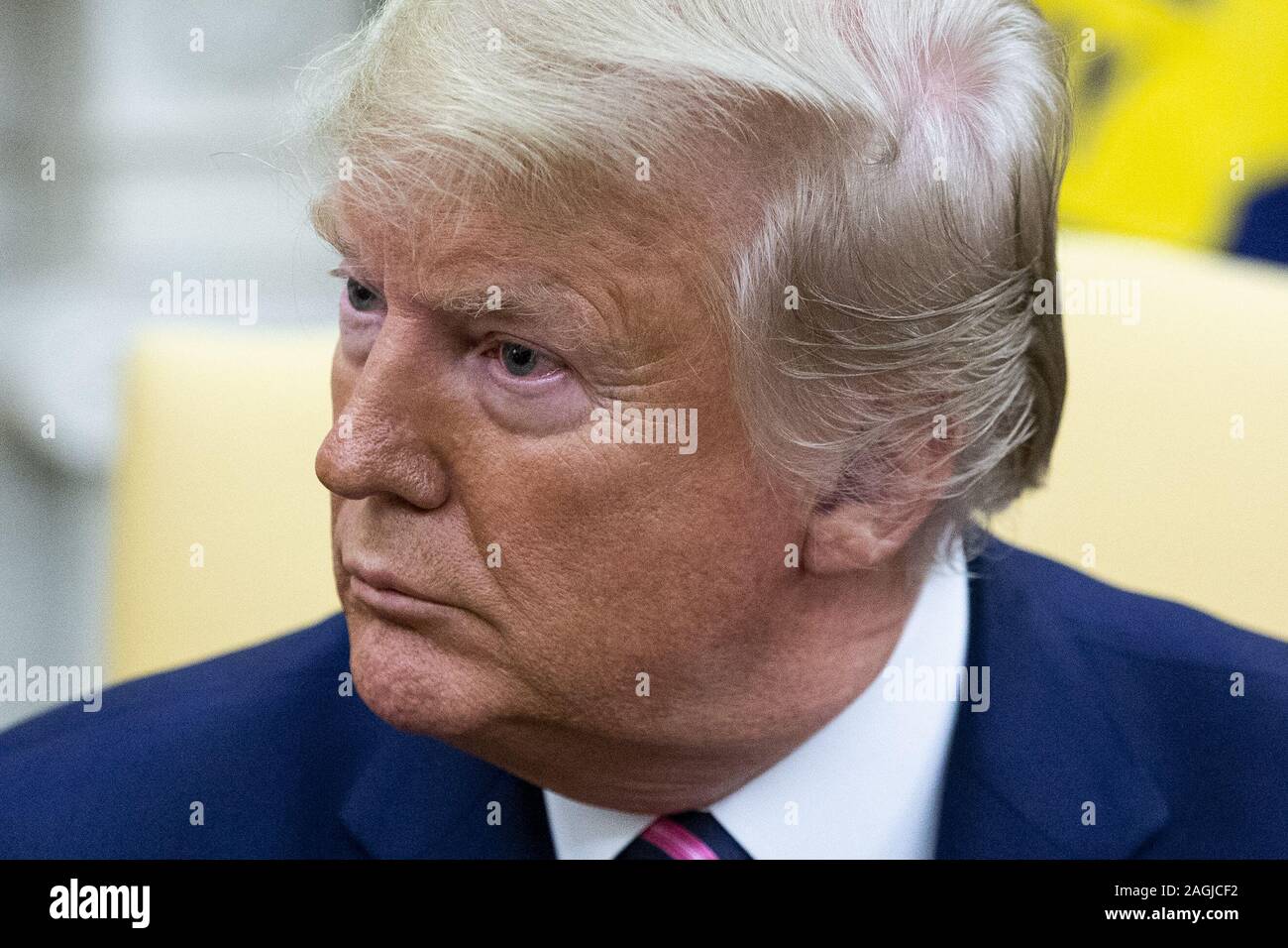 Washington, United States. Dec 19, 2019. Le président américain, Donald J. Trump participe à une réunion avec le Représentant Jeff Van a appelé (pas sur la photo) du New Jersey le jour d'après la Chambre des représentants des États-Unis dans le Trump, destitué Bureau ovale de la Maison Blanche à Washington, DC, le 19 décembre 2019. Jeff Van représentant a appelé du New Jersey a été l'un des trois-démocrates qui a quitté le parti de s'opposer à l'une ou l'autre des articles d'impeachment adopté à la Chambre des Représentants. Van a appelé l'a dit qu'il passera au parti républicain. Photo de Michael Reynolds Crédit : UPI/Alamy Live News Banque D'Images