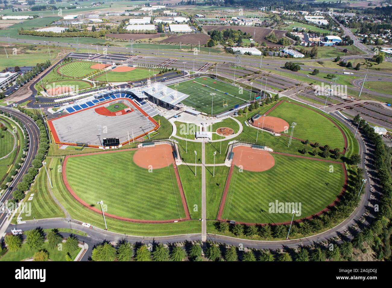 Vue aérienne de baseball, de football les terrains de jeu et un parc communautaire de banlieue dans la région de Hillsboro, Oregon, USA. Banque D'Images