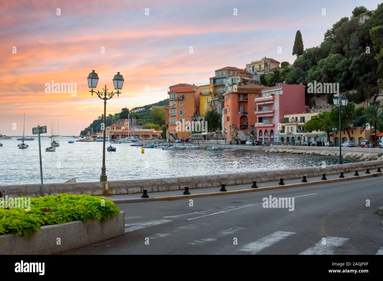 Un coucher de soleil colorés sur la Côte d'azur à la ville balnéaire de Villefranche sur Mer, France, sur la côte d'Azur. Banque D'Images