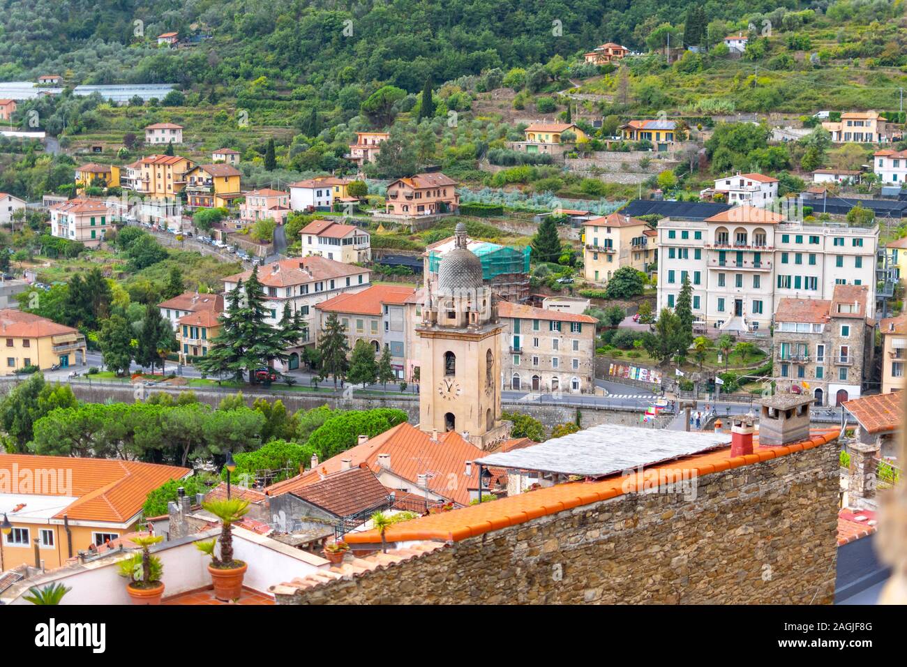 Vue sur l'église médiévale de Saint Anthony tour de l'horloge et ville de Dolceacqua, l'Italie, de l'ancien château perché. Banque D'Images