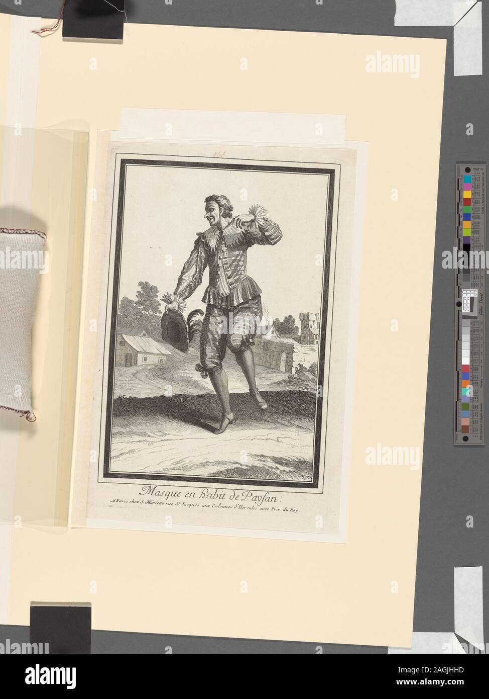 En plein air : une figure masculine pleine longueur pour la gauche, portant un masque avec des fonctionnalités. Il est la danse, son genou gauche relevé. Son costume comprend un chapeau à plumes, une veste avec un grand col et volants au niveau du poignet, du genou et de la culotte. ; Masque en habit de paysan Banque D'Images