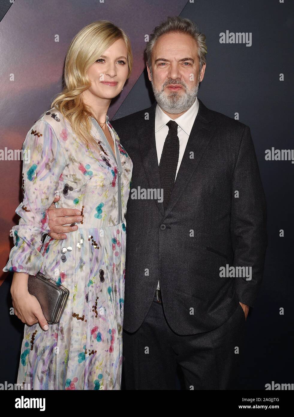 HOLLYWOOD, CA - le 18 décembre : Directeur/Producteur/scénariste Sam Mendes (R) et Alison Balson assister à la première de Universal Pictures' '1917' au théâtre chinois de Grauman le 18 décembre 2019 à Hollywood, Californie. Banque D'Images