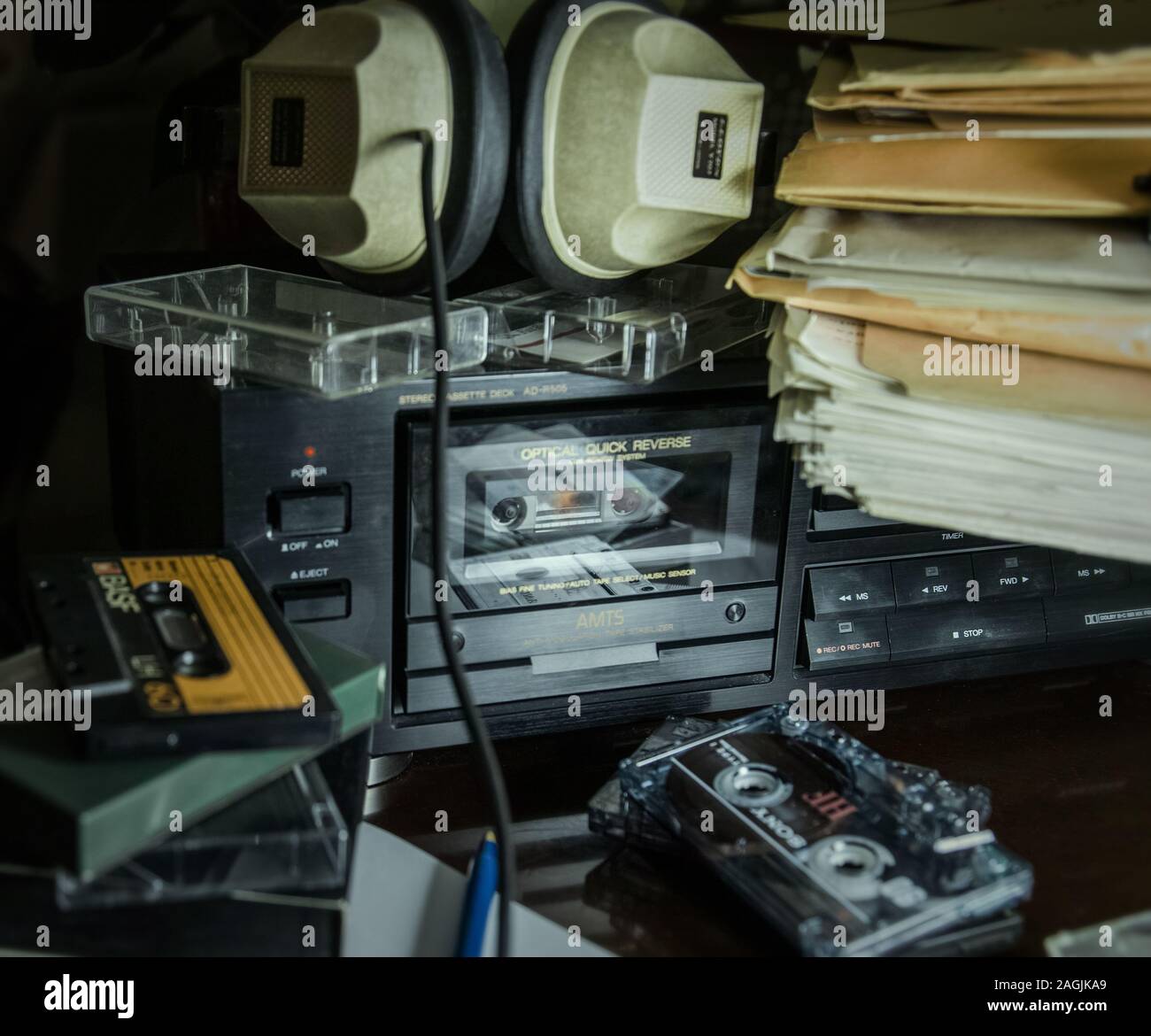 Casque, machine à bande, bandes audio et fichiers.. Banque D'Images