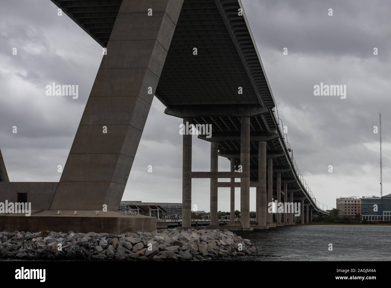 Gros plan de l'Arthur Ravenel Jr. Bridge vu du dessous à Charleston, Caroline du Sud Banque D'Images