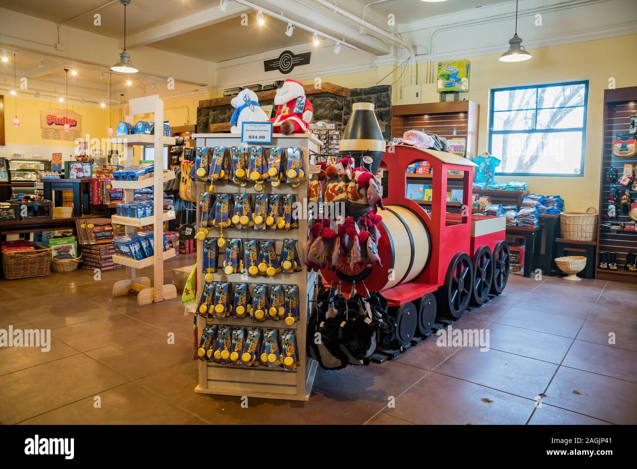 Williams, DEC 25 : Vue intérieure d'une boutique de cadeaux dans une petite ville le Déc 25, 2017 à Williams, Arizona Banque D'Images