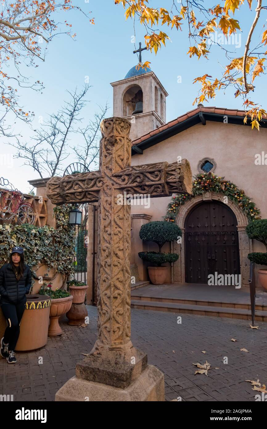 Sedona, DEC 22 : Vue du coucher de soleil de la belle Tlaquepaque Arts & Shopping Village le Déc 22, 2017 at Sedona, Arizona Banque D'Images