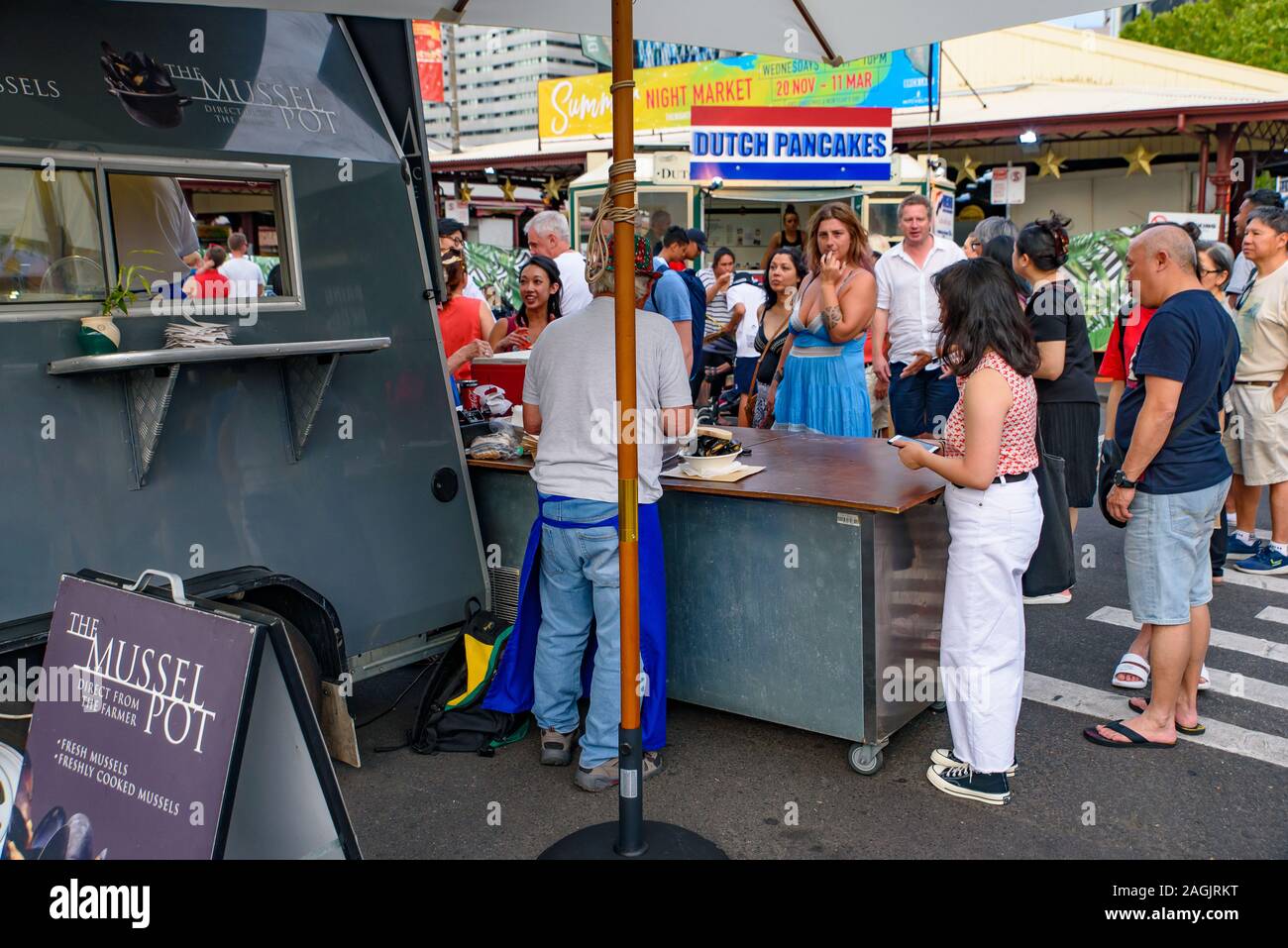 Food dans le marché de nuit de la Reine Victoria pour l'été à Melbourne, Australie Banque D'Images