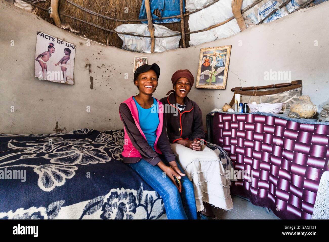 Femmes dans une maison locale dans le petit village de Zere, désert de Kalahari près de Rakops, District central, Botswana, Afrique Banque D'Images
