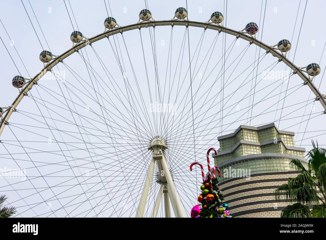 La partie supérieure de la roue d'observation Las Vegas High Roller, avec des décorations de Noël en premier plan - Las Vegas, Nevada, USA - Décembre, 2019 Banque D'Images