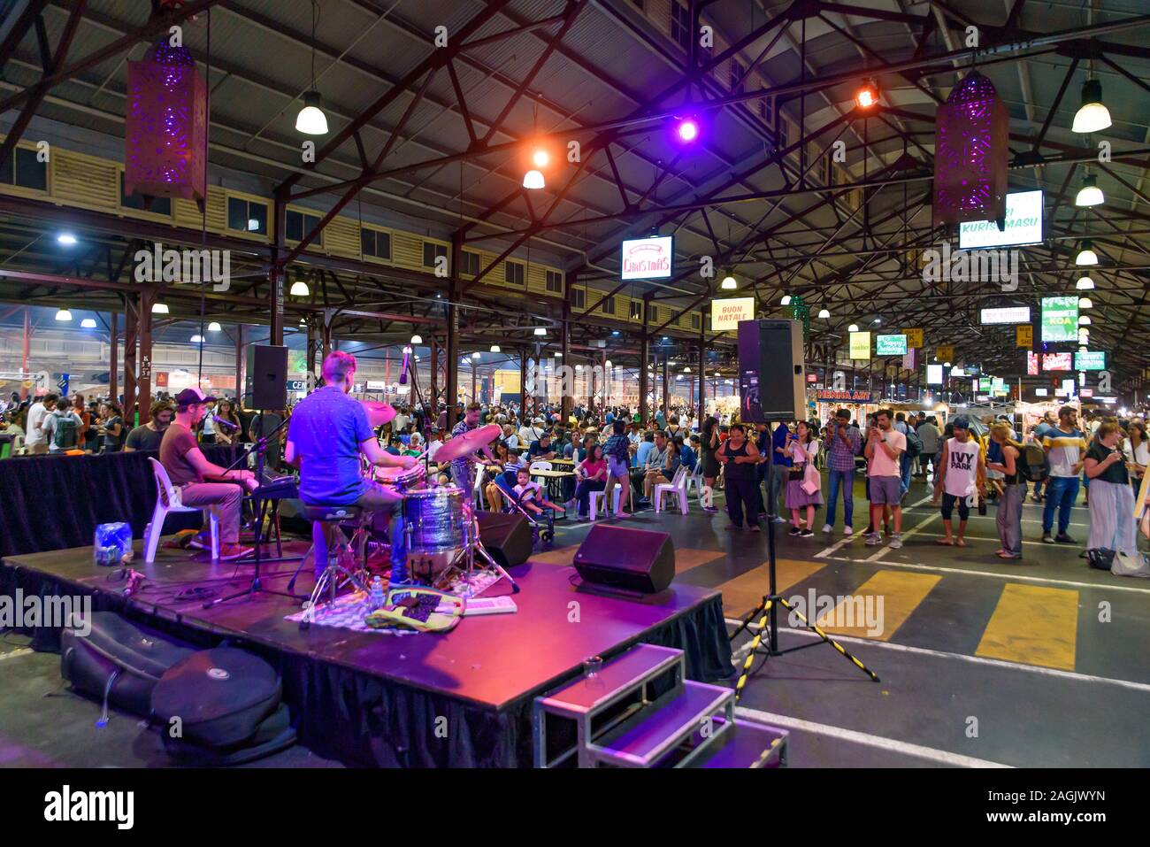 Spectacle de musique dans le marché de nuit de la Reine Victoria pour l'été à Melbourne, Australie Banque D'Images