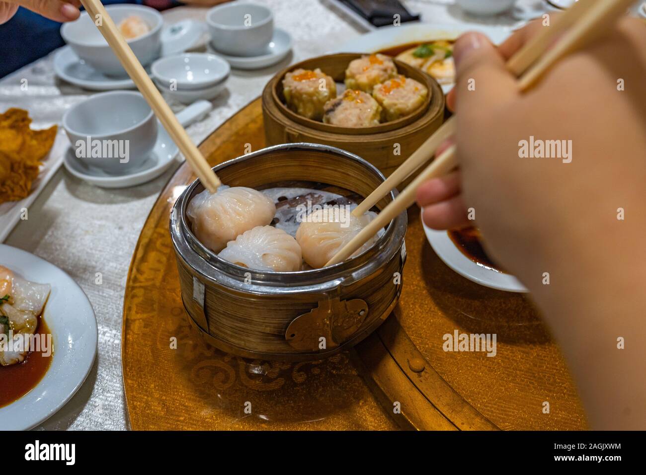 Les droits de l'aide de baguettes de manger des crevettes à la vapeur dimsum dumpling Banque D'Images