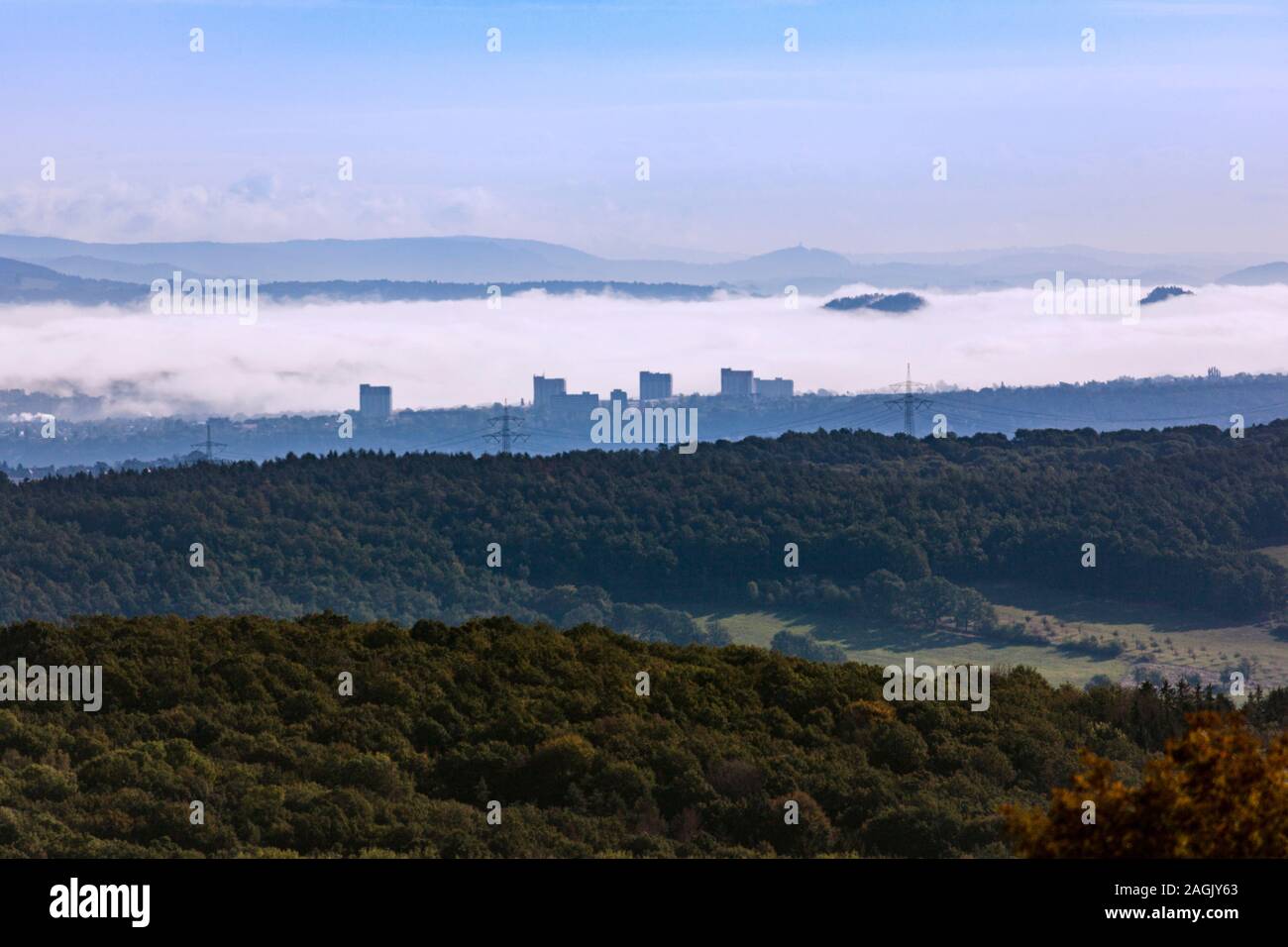 Vue vers la Suisse saxonne, les immeubles de grande hauteur de Pirna au premier plan du banc de brouillard Banque D'Images