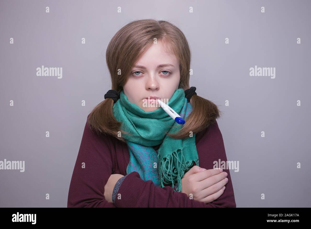 Jeune fille femme de race blanche avec le thermomètre l'air malade, fièvre, froid Banque D'Images