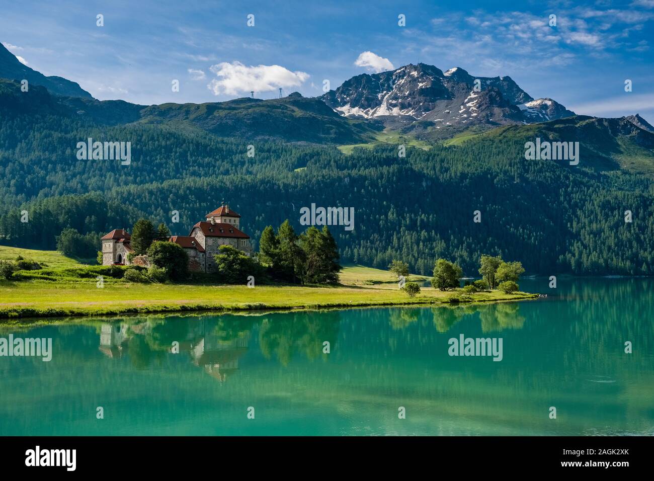 Le château Crap da Sass est situé au bord du lac de Silvaplana, lej da Silvaplana, un lac d'altitude près de Saint-Moritz, les montagnes de l'Engadine au loin Banque D'Images