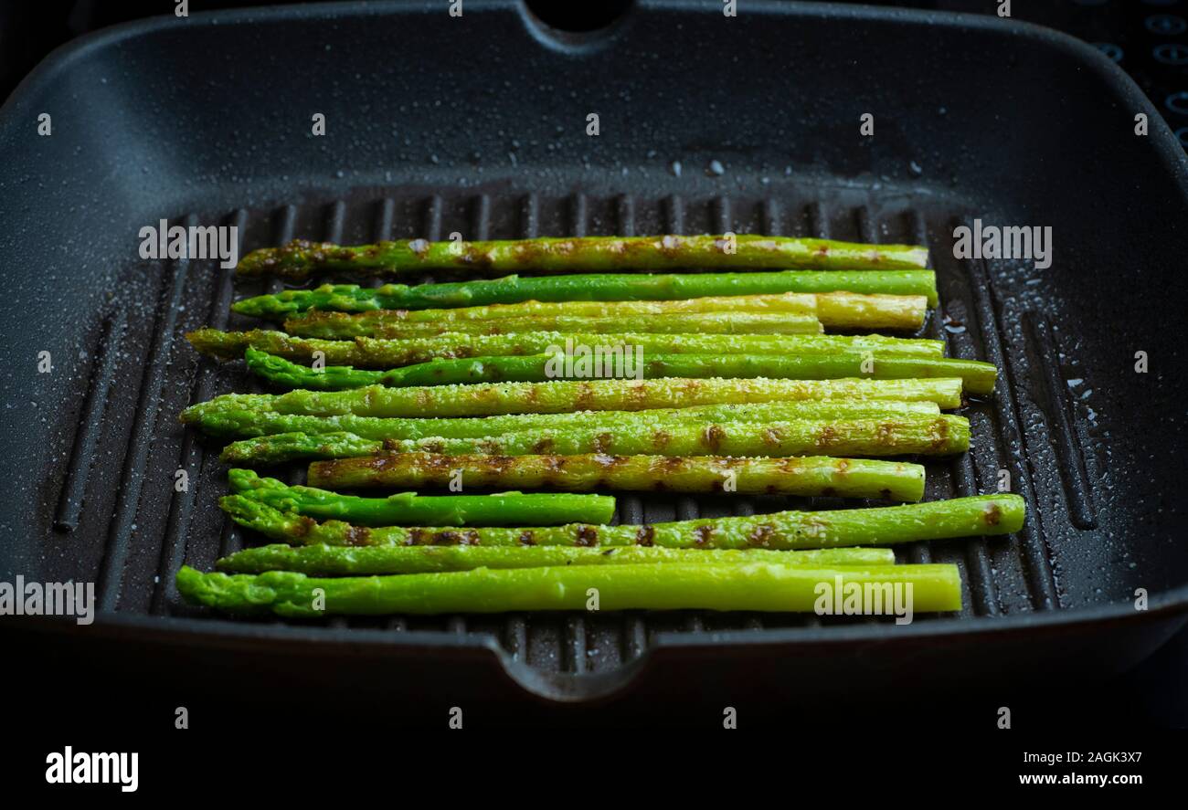 Asperges grillées. Asperges sautées dans une poêle. Légumes grillés au barbecue. Veg concept. Banque D'Images