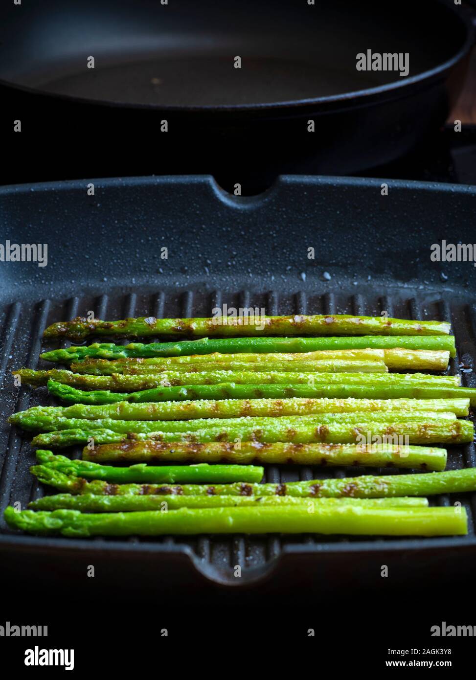 Asperges grillées. Asperges sautées dans une poêle. Légumes grillés au barbecue. Veg concept. Banque D'Images