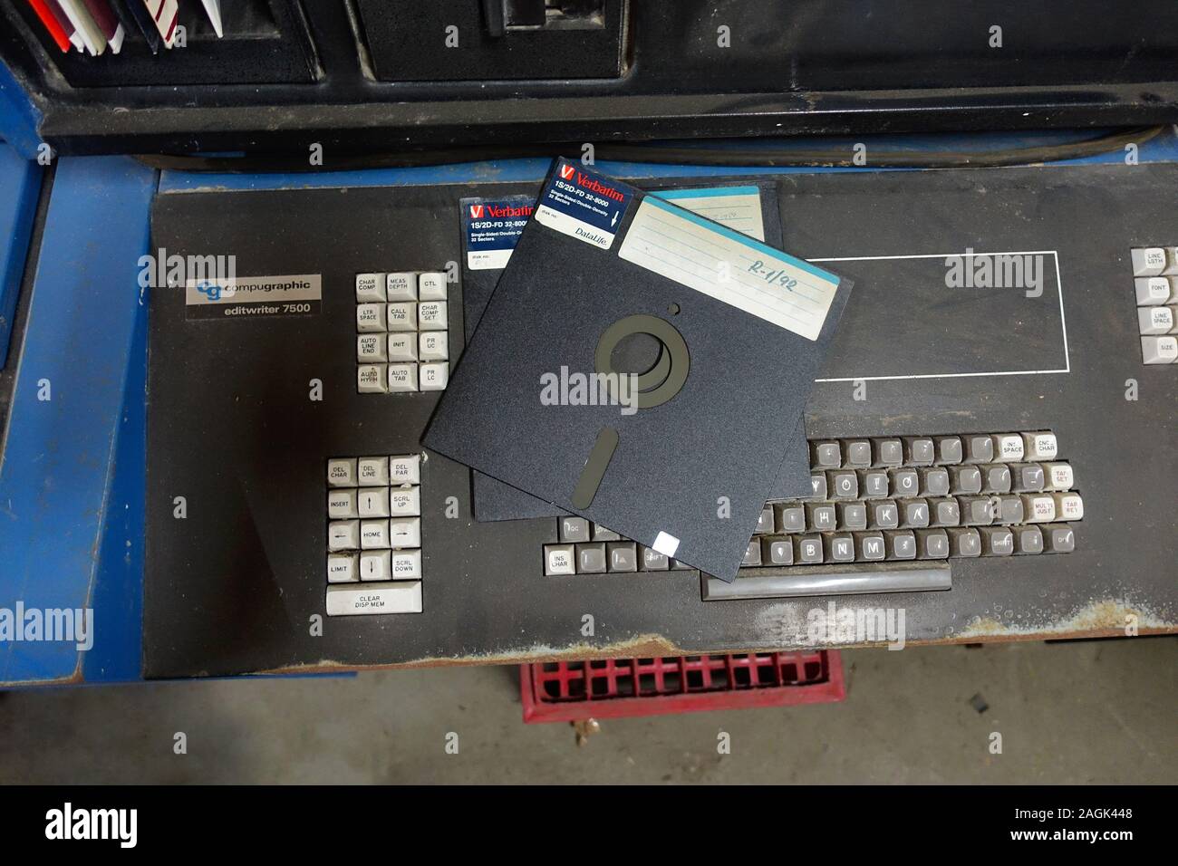 80's style ancien clavier de l'ordinateur et la disquette Banque D'Images