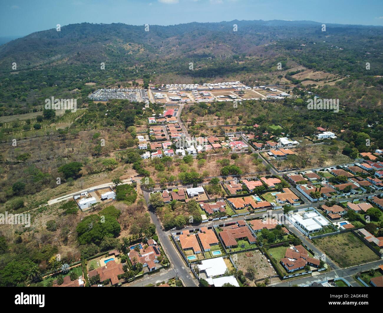 Accueil résidentiel sur les collines au-dessus de top view drone Banque D'Images