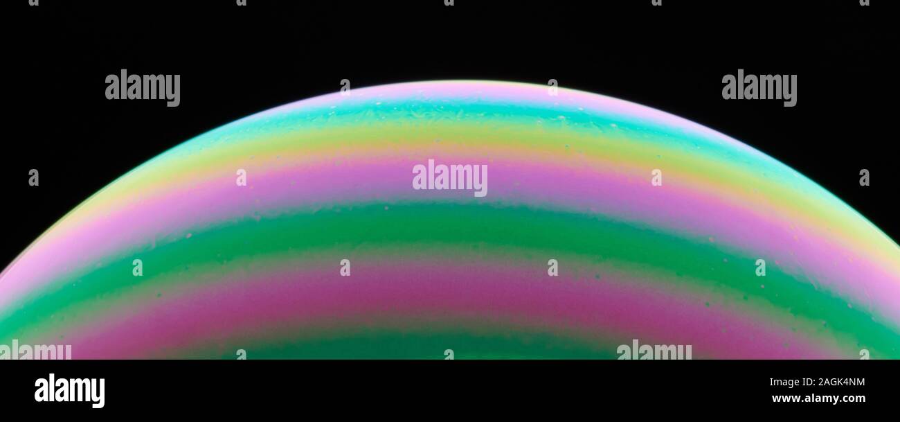Couleur arc-en-ciel sur la surface liquide macro sphère vue rapprochée Banque D'Images