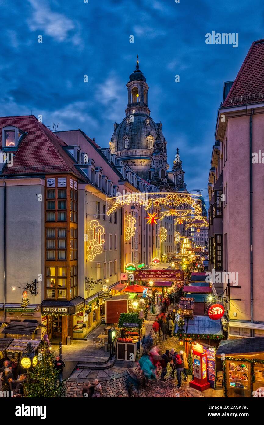 Marché de Noël lumineux colorés dans la rue Münzgasse, le reconstruit église notre dame derrière Banque D'Images