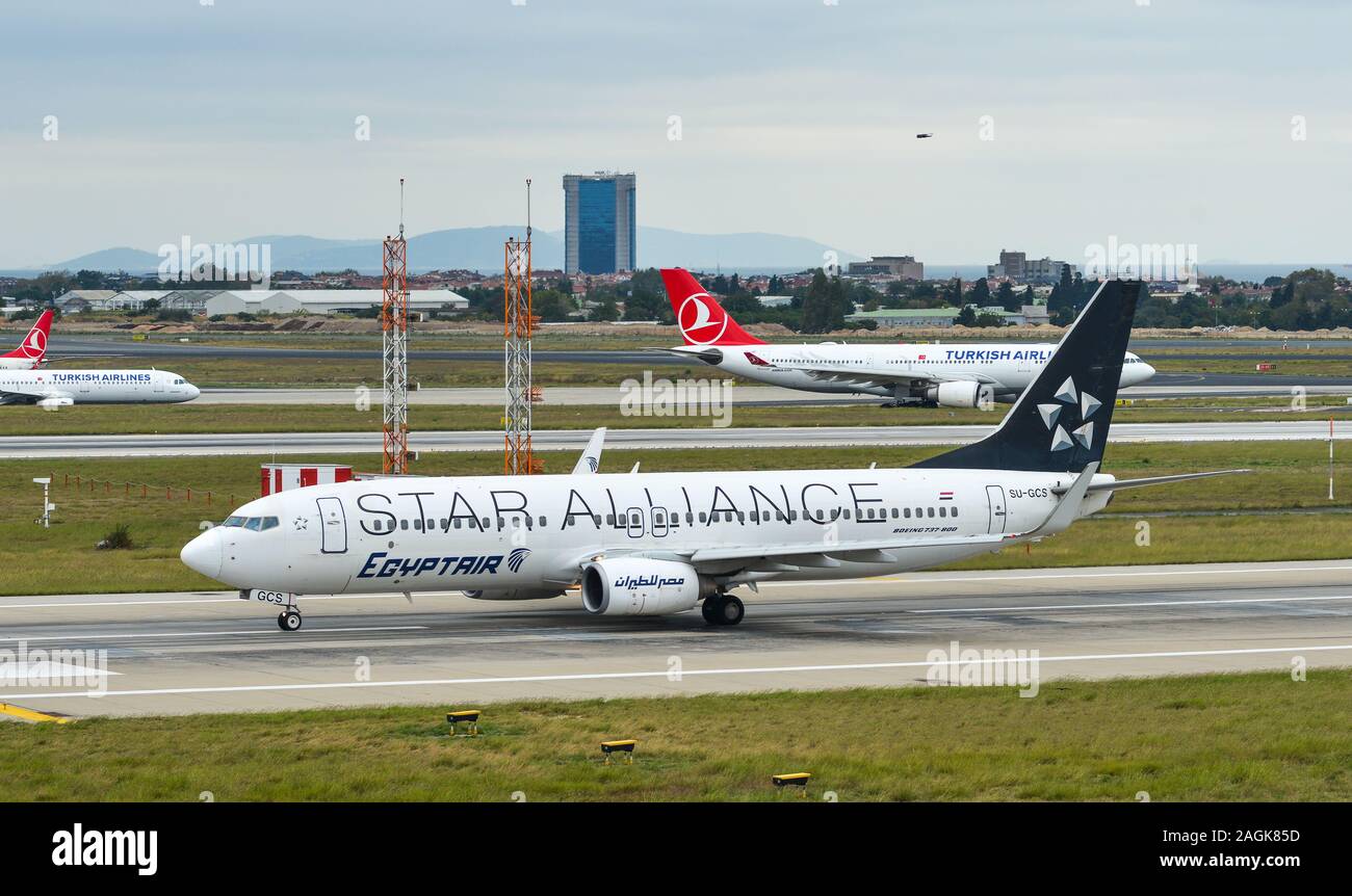 Istanbul, Turquie - 30 Sep 2018. SU-GCS EgyptAir Star Alliance (Boeing  737-800) Le roulage sur la piste de l'aéroport Ataturk d'Istanbul (IST  Photo Stock - Alamy