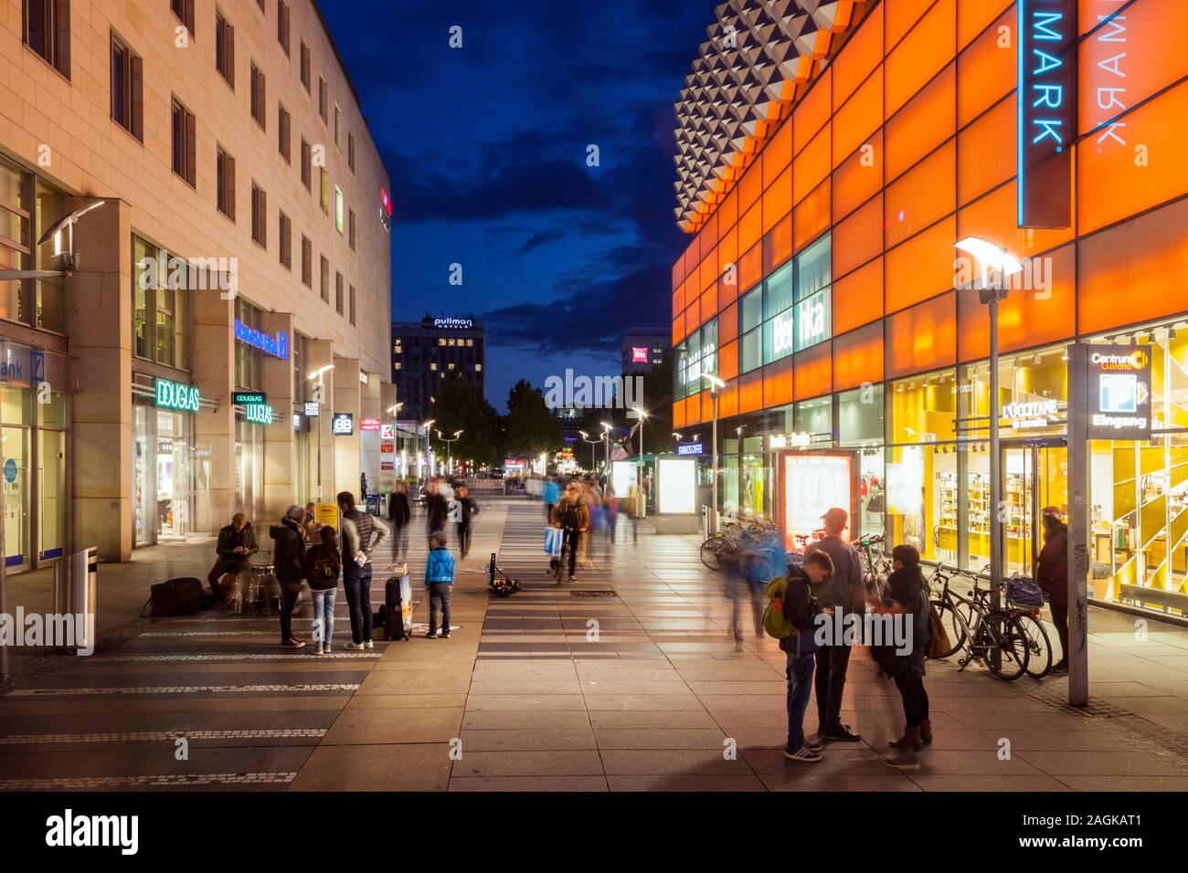 Zone piétonne de Prager Strasse le soir dans le centre de Dresde Banque D'Images